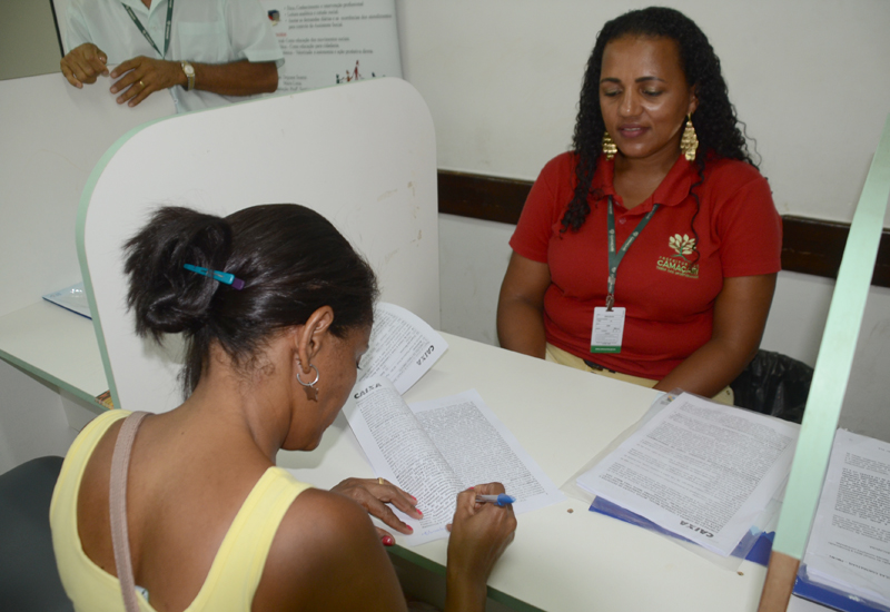 Assinatura de contrato dos imóveis dos residenciais Parque das Algarobas (Foto: Aristeu Chagas)