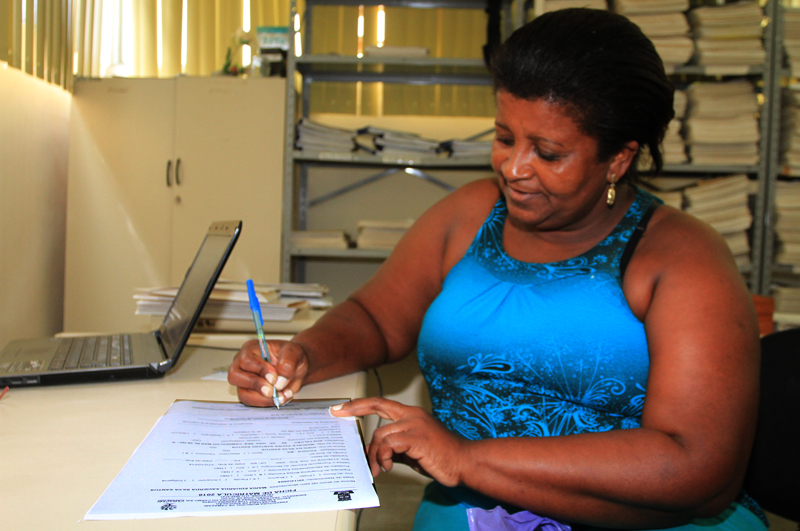 Renilda dos Santos foi matricular os netos na escola Luís Pereira Costa (Foto: Adenilson Nunes)