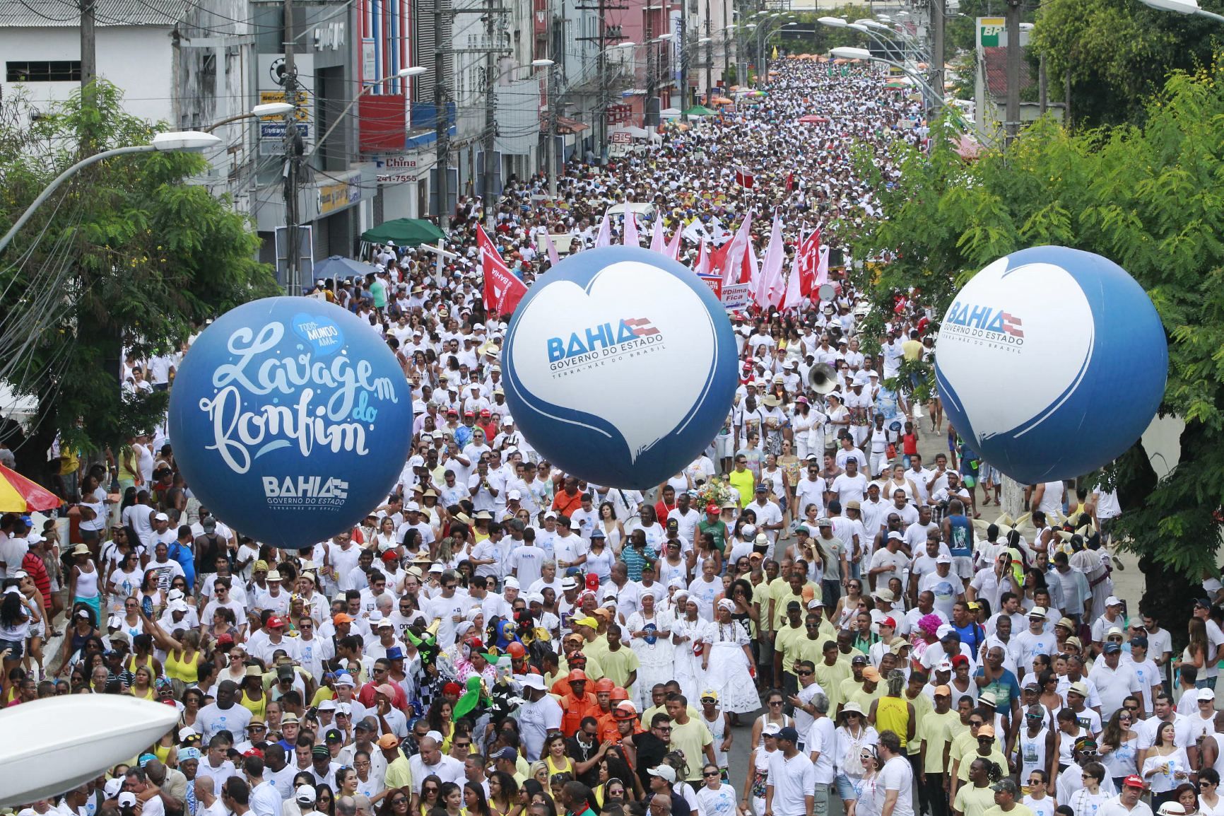 Demonstrações de fé marcam cortejo até a Colina Sagrada (Foto: Manu Dias/Secom)
