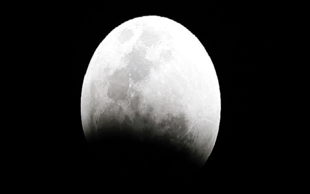 Lua vai 'sumir' no dia 9 de janeiro, quando se posicionar exatamente entre o Sol e a Terra (Foto: Arquivo/arcello Casal Jr/Agência Brasil)