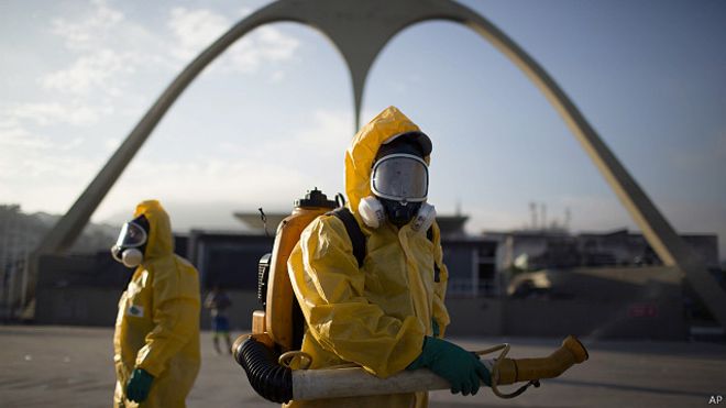 Agentes de saúde aplicam inseticidas contra o mosquito transmissor do zika no Sambódromo, no Rio de Janeiro