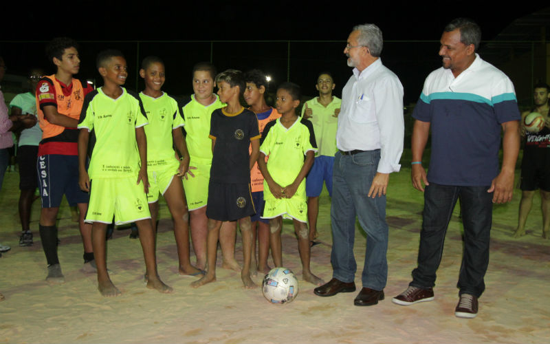 A confirmação da data foi feita pelo prefeito na noite de ontem (27), durante a entrega dos serviços executados pela Prefeitura nos bairros Camaçari de Dentro e Jardim Brasília, por meio do programa Brilha Camaçari (Foto: Adenilson Nunes) A confirmação da data foi feita pelo prefeito na noite de ontem (27), durante a entrega dos serviços executados pela Prefeitura nos bairros Camaçari de Dentro e Jardim Brasília, por meio do programa Brilha Camaçari (Foto: Adenilson Nunes)