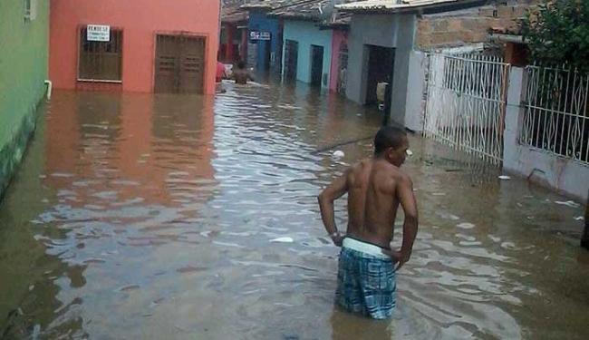 Ruas estão alagadas na cidade