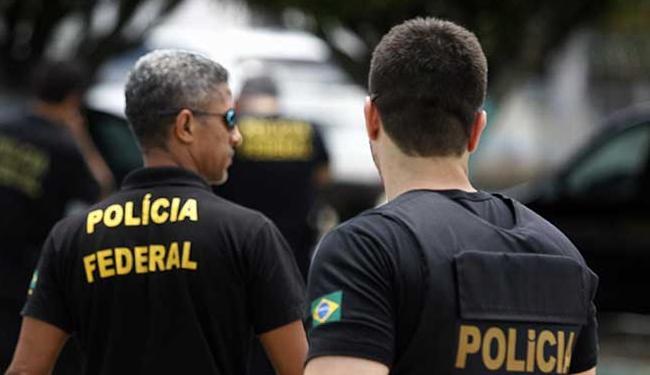 Policiais cumprem 15 mandados de busca e apreensão, seis de prisão e dois de condução coercitiva (Foto: Luiz Tito | Ag. A TARDE)