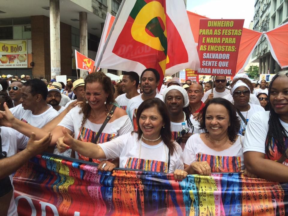 Além da pré-candidata do PCdoB, Alice Portugal, de mãos dadas, estavam a secretária de Políticas para as Mulheres do estado, Olívia Santana, a badalada deputada federal Jandira Ffeghali (PCdoB/RJ) e a vereadora da capital, Aladilce