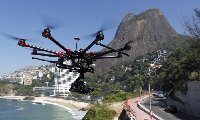 Drone faz sobrevoo em área pública (Foto: Gabriel de Paiva / Agência O Globo)