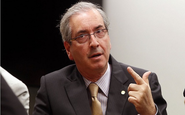 Entre abril de 2004 e fevereiro de 2005, Cunha teria lucrado R$ 917 mil após acertar 100% em operações no mercado de dólares e 98% em apostas em outro papel