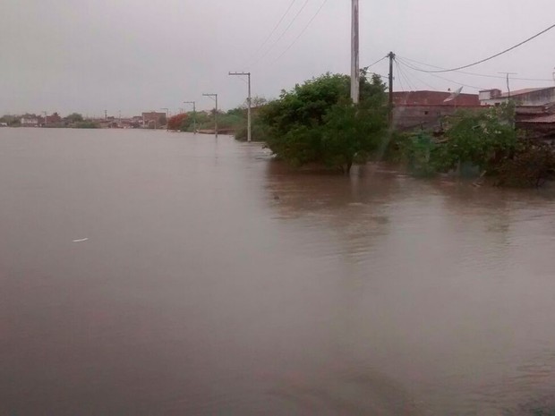 Cidade de Riachão do Jacuípe é invadida por rio (Foto: Marcos Rogério Guimarães / Arquivo Pessoal)