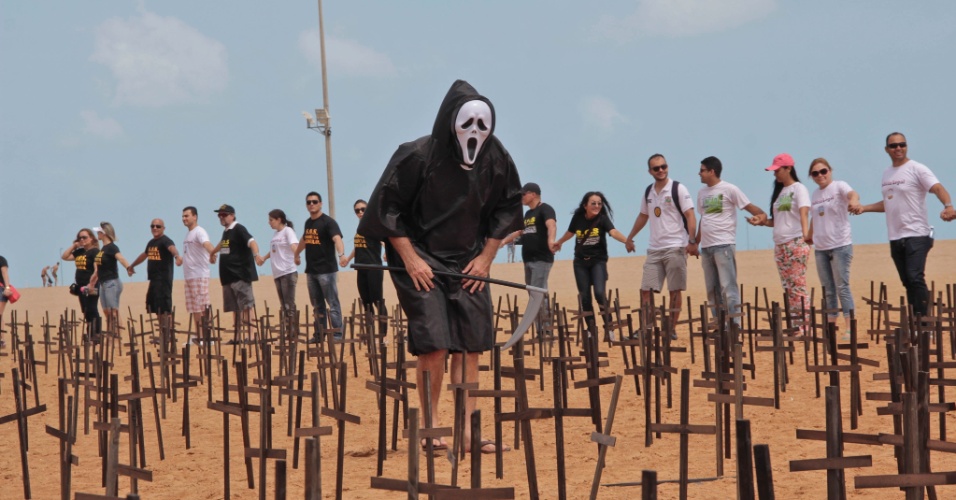 Policiais do Ceará realizam ato contra a violência em praia de Fortaleza, a líder em mortes violentas no Brasil (Foto: Jarbas Oliveira/Estadão Conteúdo)