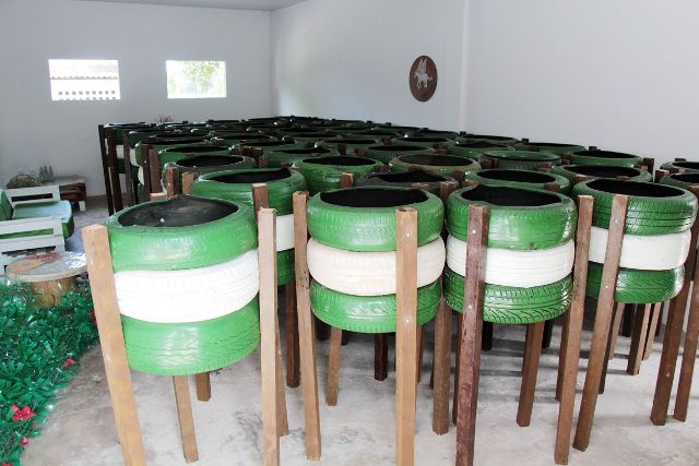 Lixieras feitas com pneus velhos coletados pela Limpec e que serão instaladas em todas as praias de Camaçari a partir de fevereiro