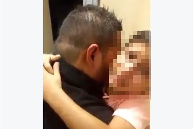 Menino aparece em vídeo aos prantos ao ser entregue ao pai (Foto: Reprodução)