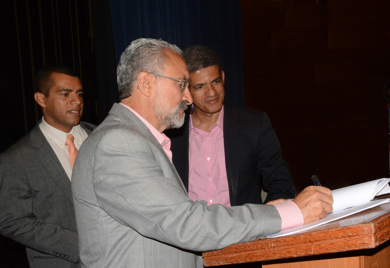 Prefeito Ademar Delgado assina termo de compromisso para criação da Casa do Educador (Foto: Agnaldo Silva)