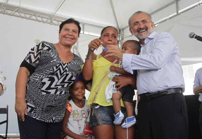 Prefeito e vice-prefeita entrega chaves a novos moradores (Foto: Adenilson Nunes)