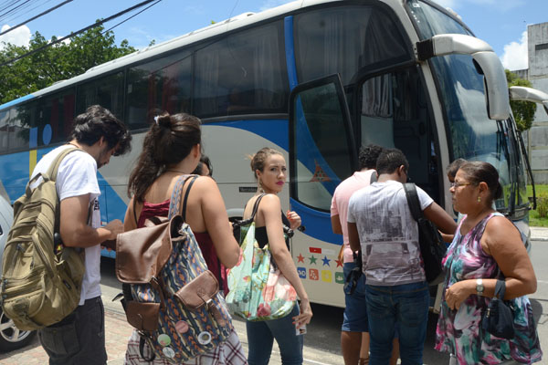 Transporte Universitário é oferecido gratuitamente pela Prefeitura (Foto: Aristeu Chagas)