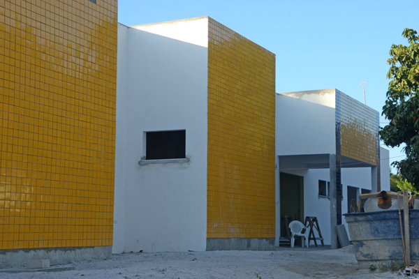 Após anúncio do prefeito, nova empresa retoma obras da UPA Arembepe (Foto: Aristeu Chagas)