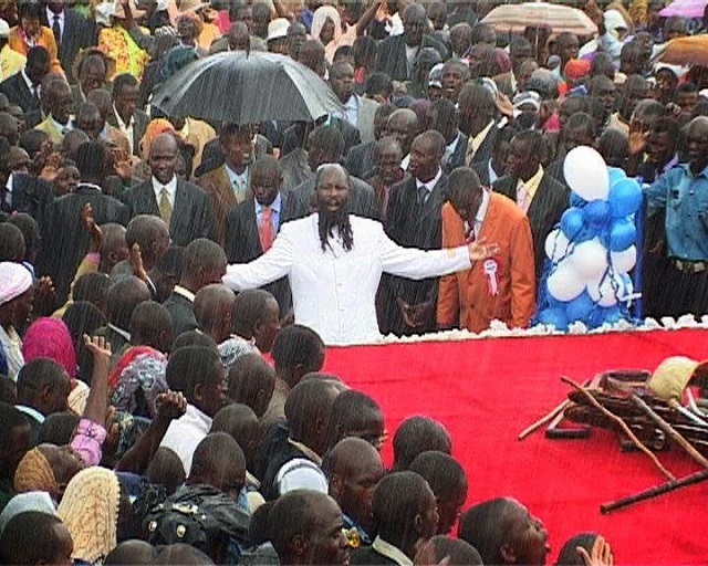 Alguns dos vídeos mais vistos do profeta David Owuor são os quais onde ele pede chuva, sob um pleno céu azul, e Deus atende imediatamente sua oração. Por causa disso, ele é conhecido como 'o profeta da Chuva'