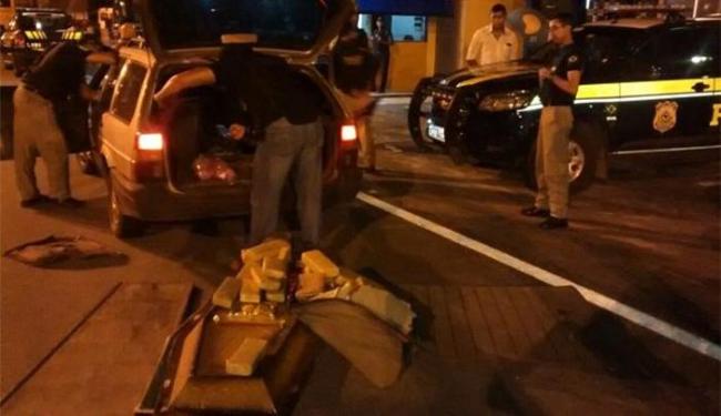 Os policiais encontraram a droga em diversas partes do carro (Foto: Reprodução l Acorda Cidade)