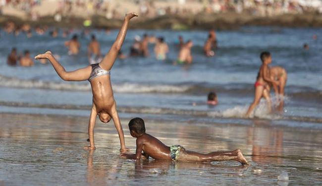 É preciso ter cuidado com as crianças no mar e piscina (Foto: Joá Souza | Arquivo 06/09/2015 | Ag. A TARDE)