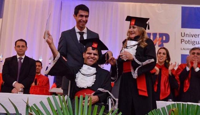 Cristian e a mãe se formaram em direito no último dia 16, em Natal (RN) (Foto: Chico Noberto | Divulgação)