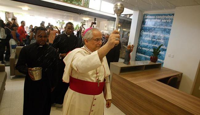 Dom João Carlos Petrini asperge água benta no Centro Diocesano de Camaçari (Foto: Joá Souza l Ag. A TARDE)