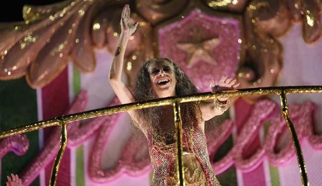 A santamarense Maria Bethânia desfilou na escola de samba que a homenageou (Foto: André Mourão | Agência O Dia | Estadão Conteúdo)