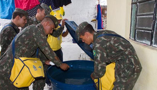 Campanha em que militares ajudam agentes de saúde tem alcance nacional (Foto: Aldo Carneiro / Estadão Conteúdo)