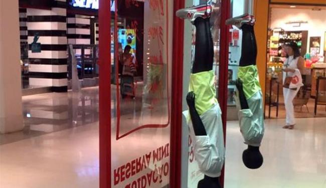 Os manequins ficam de cabeça para baixo (Foto: Reprodução | Facebook)