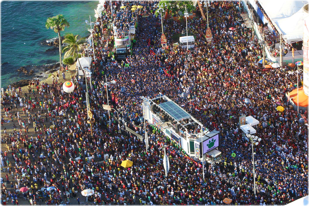 Brown abre abre o primeiro dia de festa e Saulo encerra no Campo Grande, em blocos sem cordas