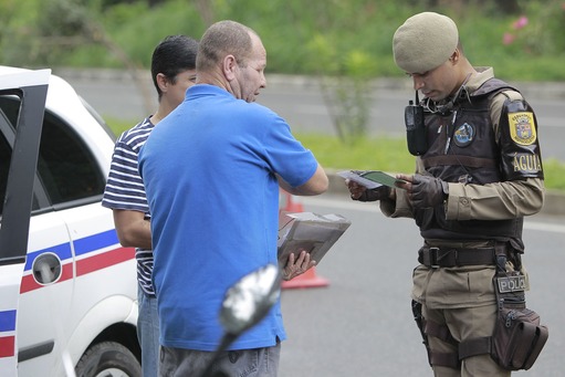 Fiscalização no trânsito: boleto pago evitará multas (Foto: Mateus Pereira/GOVBA)