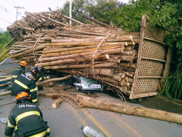 Motorista perdeu a força e tombou carreta descendo ladeira (Foto: Divulgação / Polícia Rodoviária)