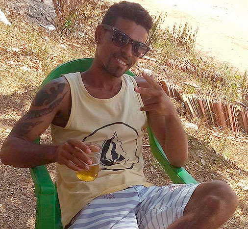 Durante ataque, Edcarlos abraçou filha no intuito de protegê-la. Ele morreu dentro do carro (Foto: Reprodução)
