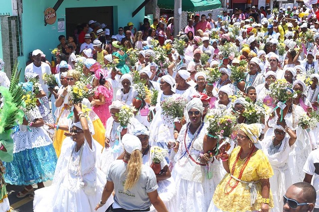 Lavagem de Arembepe tem início com cortejo político/religioso