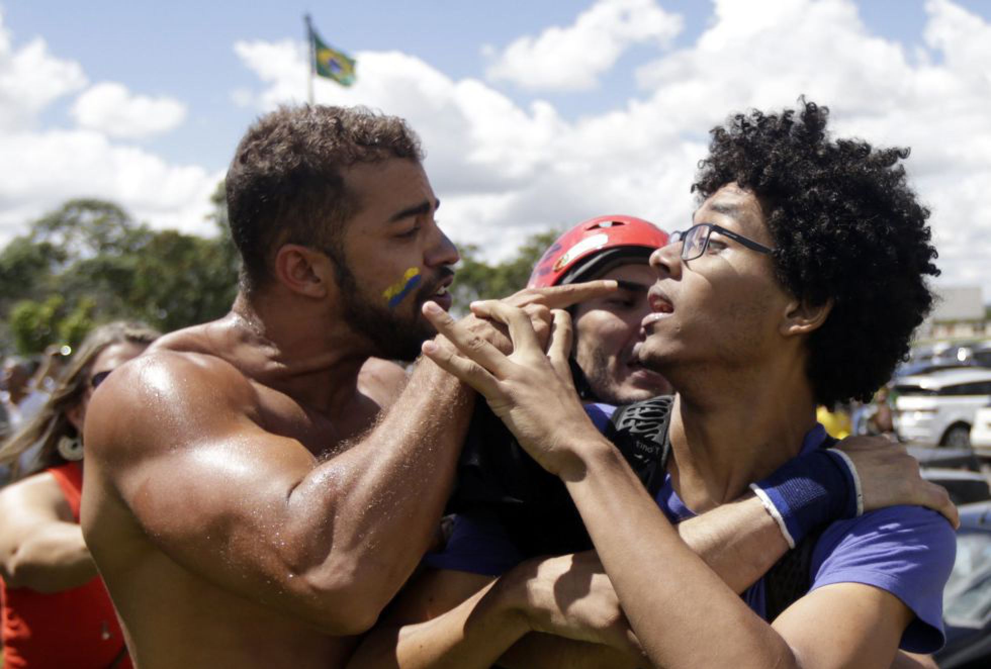 Tensão entre manifestantes contrários e a favor ao Governo Dilma, em Brasília, no dia 17 de março (Foto: Ricardo Moraes/Reuters) Tensão entre manifestantes contrários e a favor ao Governo Dilma, em Brasília, no dia 17 de março (Foto: Ricardo Moraes/Reuters)