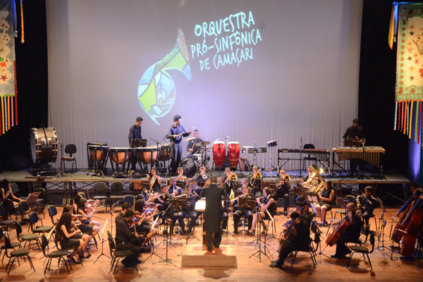 Orquestra Pró-Sinfônica de Camaçari regida pelo maestro Bira Marques (Foto: Aristeu Chagas)