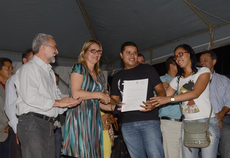Moradores voltam a ser contemplados com entrega de escrituras públicas de imóveis (Foto: Aristeu Chagas)