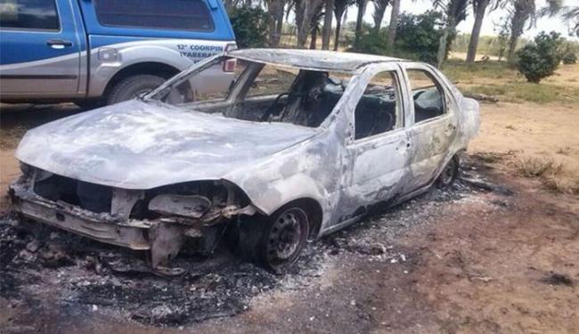 Ao realizar buscas, os policiais encontraram o veículo do cigano incendiado (Foto: Blog do Léo Barbosa)