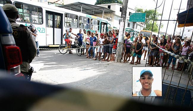 Cristian (foto destaque) foi atingido no peito ao reagir a um roubo na loja onde trabalhava (Foto: Joá Souza | Ag. A TARDE)