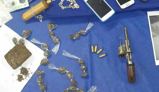 Foram apreendidos um revólver calibre 38, munições, maconha e pedras de crack. (Foto: Divulgação l Polícia Civil)