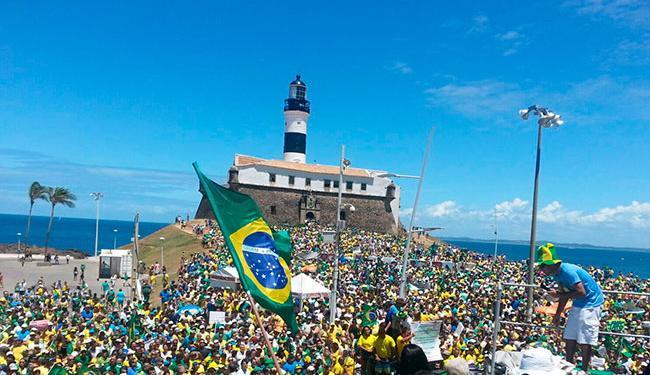Um 'mar' de camisas verdes e amarelas lota o ponto turístico da Barra (Foto: Margarida Neide | Ag. A TARDE)