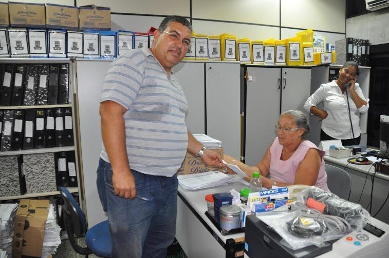 Vavau entrega exoneração (Foto: Nelinho Oliveira)
