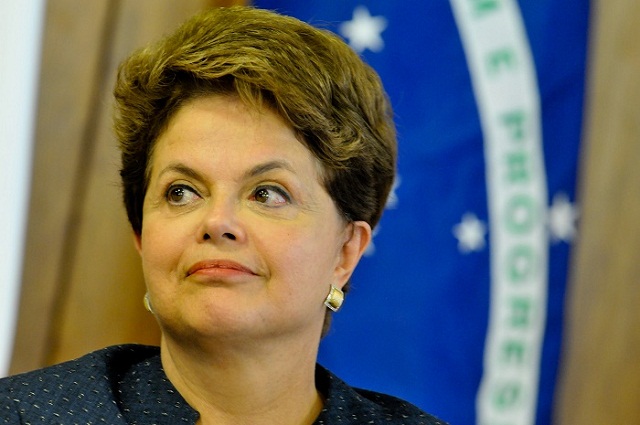 Dilma pretende denunciar, o que ela diz ser, o 'golpe' ao mundo