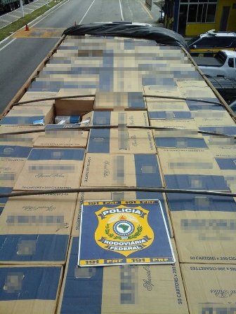 Motorista da carreta que transportava os cigarros fugiu durante a abordagem (Foto: Divulgação/PRF)