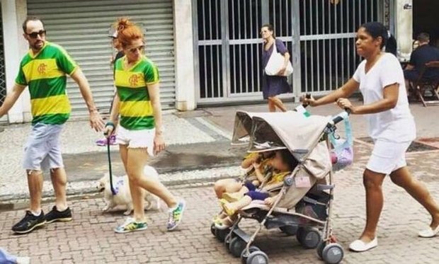 Foto de Maria Angélica conduzindo carrinho durante as manifestações viralizou e gerou crítica nas redes socais (Foto: Reprodução/Facebook)