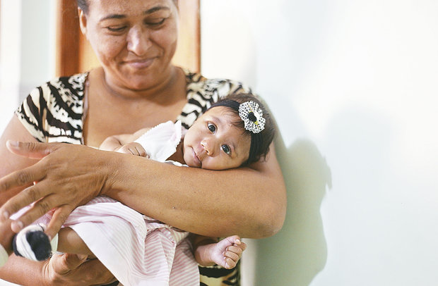 ‘Só penso nas fraldas’, diz Gleide Moreira, que tem filha de três meses diagnosticada com microcefalia (Foto: Marina Silva/CORREIO)