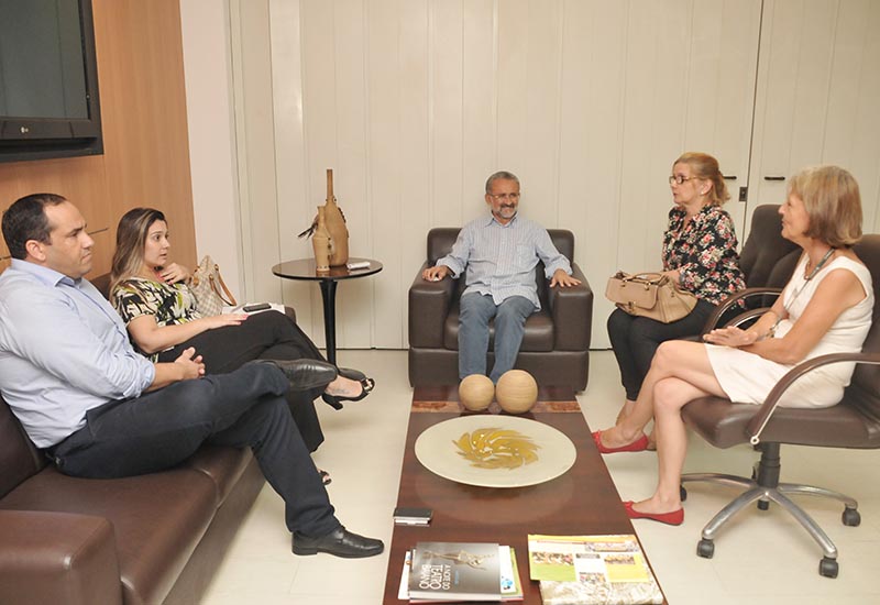 Prefeito Ademar Delgado recebe dirigentes da Votorantim Cimentos (Foto: Agnaldo Silva)