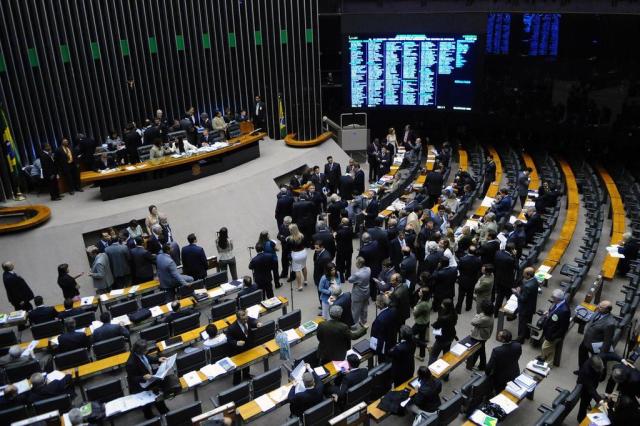 Entre os que querem o impeachment já se fala em estender a sessão, que deve ocorrer até o dia 15, se não houver recurso do governo, até o domingo
