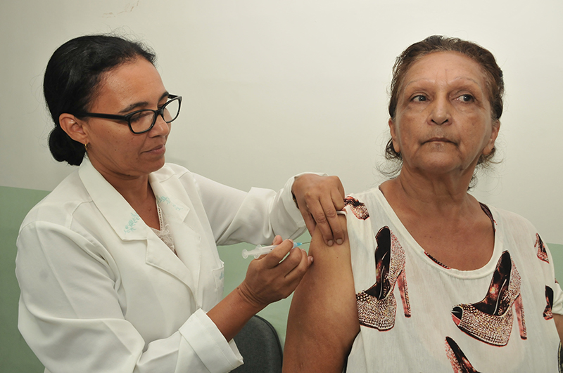 Campanha de vacinação contra gripe em Camaçari (Foto: Agnaldo Silva)