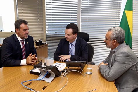 Prefeito Ademar (D), ministro Kassab (C) e o deputado Daniel Almeida em Brasília (Foto: Divulgação)