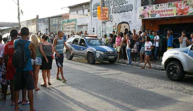 Multidão se aglomerou para ver o corpo do jovem (Foto: Adilton Venegeroles | Ag. A TARDE)