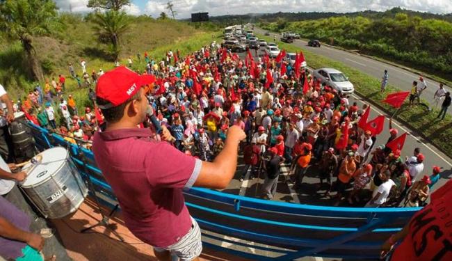 Integrantes do MST em protesto na BR 324 contra impedimento da presidente (Foto: Luciano da Matta | Ag. A TARDE)
